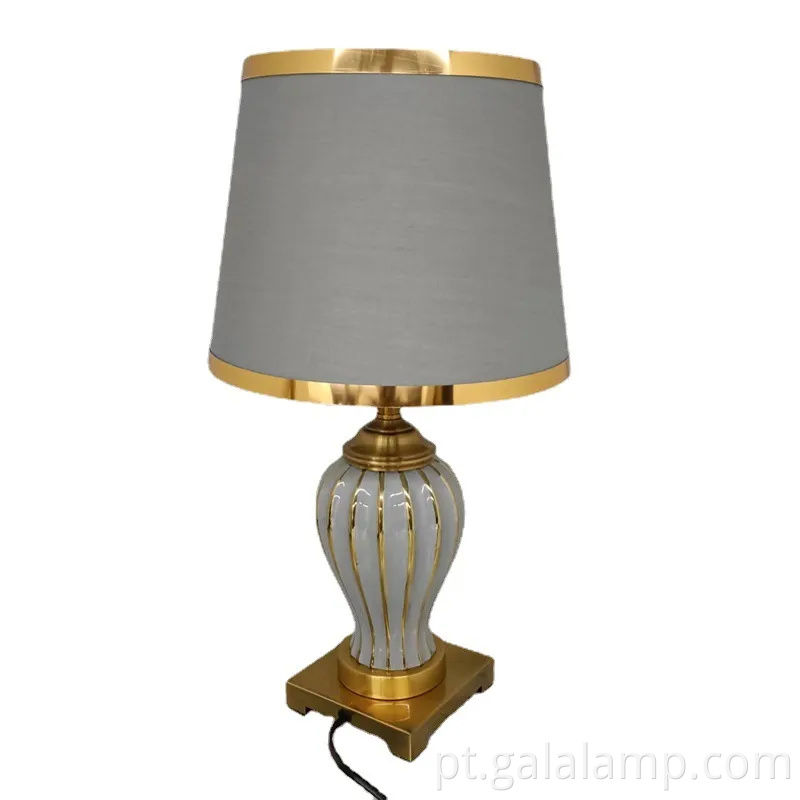 Luminária de mesa de cerâmica elegante com base de metal dourado para o quarto